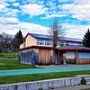 Hier soll das Haus der Vereine hinkommen: Wo aktuell noch eine Hütte neben der Schule steht, soll künftig ein Neubau stehen.