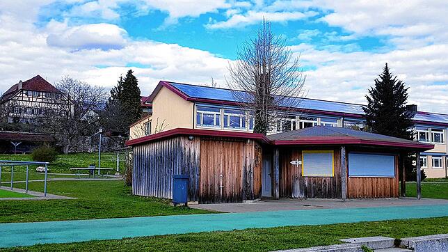 Hier soll das Haus der Vereine hinkommen: Wo aktuell noch eine Hütte neben der Schule steht, soll künftig ein Neubau stehen.