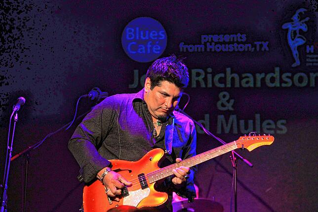 Der Bluesgitarrist Jonn Del Toro Richardson 2015 im Café &bdquo;Verkehrt&ldquo;.