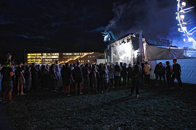 Bild 15: Elektro-Fans versammeln sich am See: Klein Venedig wird am Samstagabend zur Freiluftparty