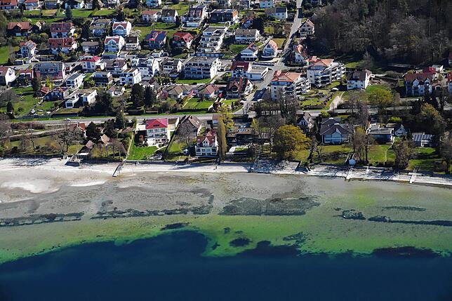 Unser Flug geht weiter am Überlinger See in Richtung Westen. Zwischen Uhldingen und Meersburg liegen lange Uferabschnitte. Die ...