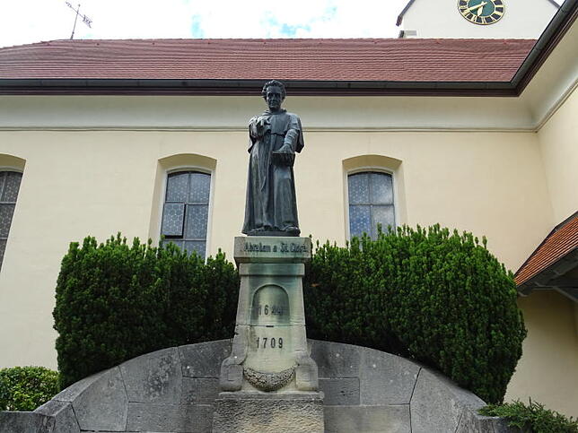 Er ist der berühmteste Sohn der Gemeinde: In Kreenheinstetten wurde für Abraham a Sancta Klara eine Gedenkstätte errichtet. Von seinem ...