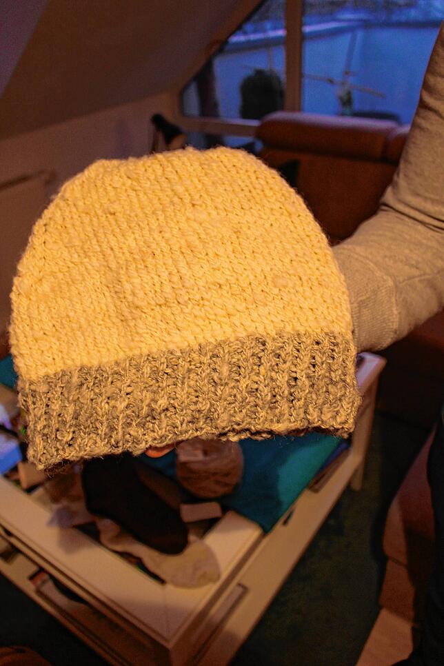 Das Endprodukt: eine Mütze aus Schafswolle. Die Färbung ergibt sich nicht künstlich, sondern durch die verschiedenen Fellfarben, die ...