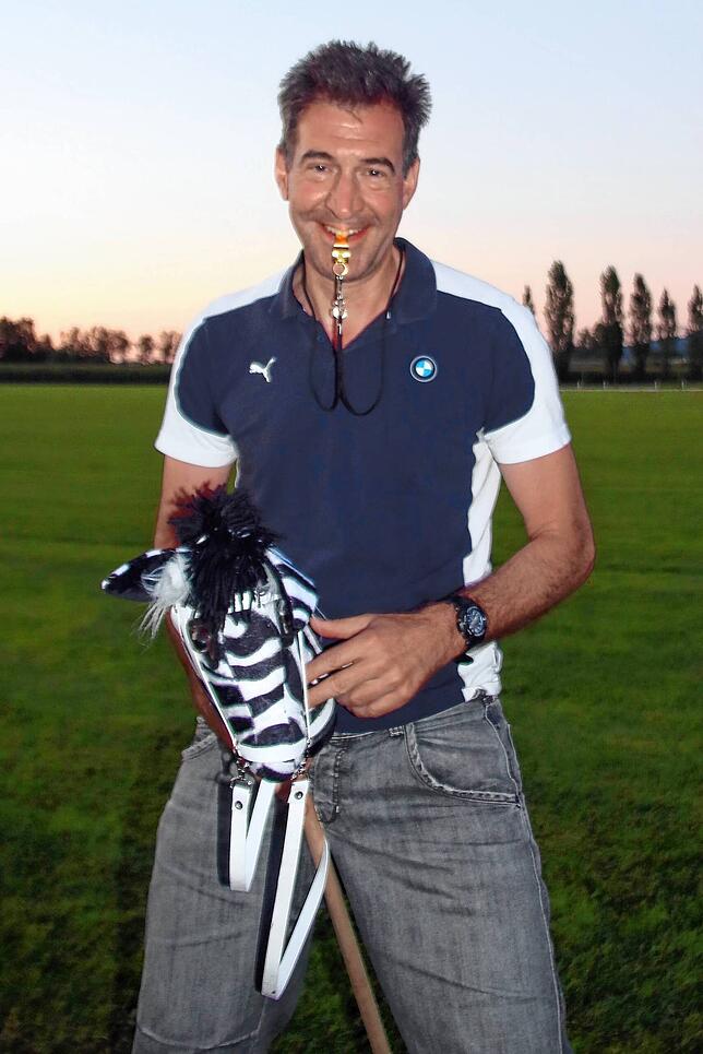 Erik Pauly und sein Steckenzebra, das &bdquo;monochromer Freund&ldquo; heißt.