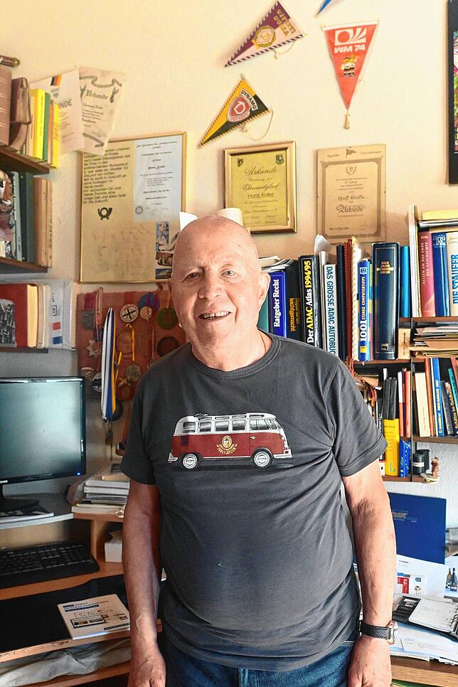 Horst Krake steht in seinem Arbeitszimmer. Er hat schon viele Ehrenämter bekleidet.