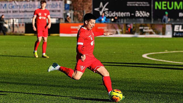 Trainer Engin Özdemir und der Türk. SV Singen holen gegen den FC Denzlingen beim 2:2 einen Punkt.