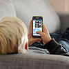 Typische Haltung vieler Jugendlicher: Entspannt mit dem Smartphone spielen oder mit anderen chatten.