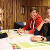Die zeichnerische Gruppe aus dem Jugendgemeinderat: Liza-Marie Schumacher, Espen Rechtsteiner und Benjamin Kostenbäder wollen eine Hütte ...