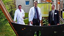 Alle in einem Boot: Der neue Chefarzt der Konstanzer Kinderklinik, Peter Meißner (Mitte), sowie der Ärztliche Direktor Marcus Schuchmann ...