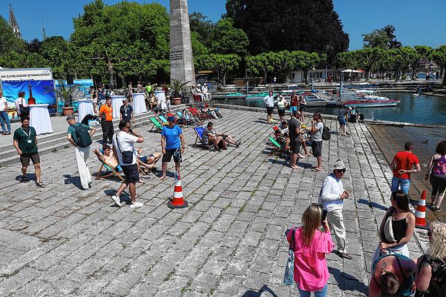 Bild 12: In der Nussschale durch den Konstanzer Trichter? Die Einbaum-Regatta lockt Besucher an (Teil 2)