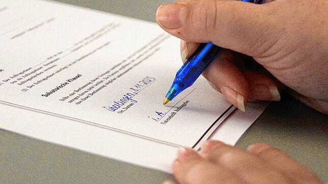 Für andere Personen zu unterschreiben ist grundsätzlich erlaubt, sofern es eine Vollmacht gibt. Wichtig: Immer mit dem eigenen Namen ...