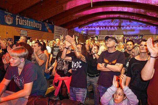 Bild 6: Barock serviert musikalisches Feuerwerk: Bilder der AC/DC Tribute Show in Unadingen