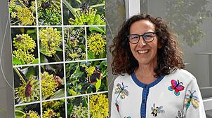 Die Biologin Jovanne Mevi hat ihren Garten insektenfreundlicher gestaltet und die Besucher fotografiert. Foto: Heinz Vollmar