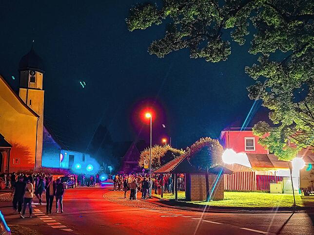 Bange 45 Minuten waren es, welche die Besucher der Partynacht am Sonntagabend vor dem Zelt neben dem Mahlspürer Dorfgemeinschaftshaus ...