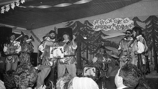 Premiere der Wälderband am 17. Februar 1996 beim Bunten Abend im Unterbränder Schulhaus. Mit dabei: Josef Willmann, Hermann Beha, Cesar ...
