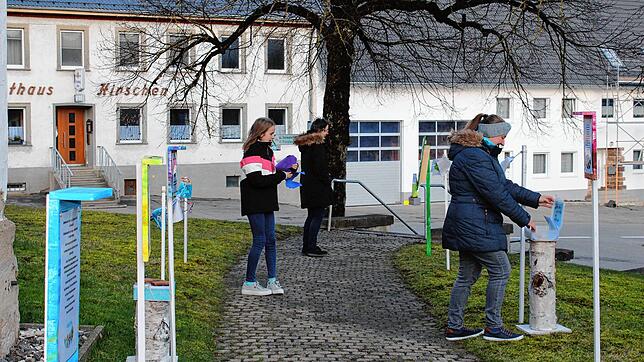 Auf große Resonanz stoßen die &bdquo;Wegweiser zu Ostern&ldquo;, die das Riedböhringer Gemeindeteam um die St. Genesius-Kirche ...