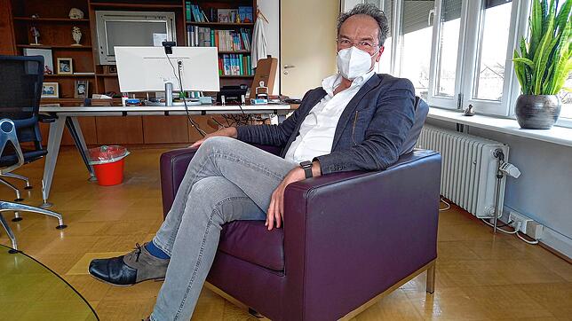 Olaf Boettcher im Sprechzimmer seiner Laufenburger Praxis. Biontech, Moderna oder Astrazeneca? &bdquo;Das ist eigentlich völlig ...
