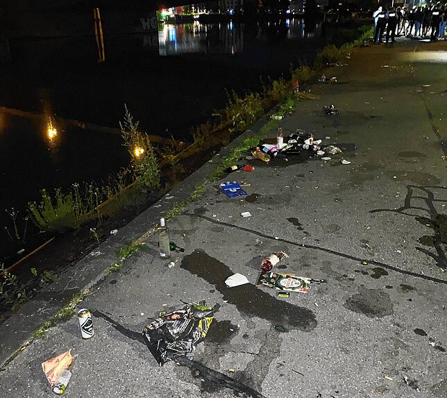 Was von der Party übrig blieb: Müll am Ufer des Seerheins.
