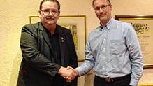 Oberschützenmeister Christoph Wassmer (links) legt die Geschicke des Schützenvereins in die Hände seines Nachfolgers Jens Blumenstock.