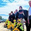 Zehn Kinder des Montessori Kindergartens Allensbach vollführen symbolisch den Spatenstich für den Tunnel Röhrenberg. Keine Erde ...
