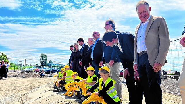 Zehn Kinder des Montessori Kindergartens Allensbach vollführen symbolisch den Spatenstich für den Tunnel Röhrenberg. Keine Erde ...