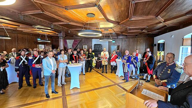Bürgermeister-Stellvertreter Clemens Beirer (rechts) empfing im Bürgersaal des Rathauses zahlreiche Kommandanten befreundeter Milizen ...