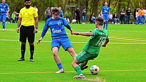 Kein Durchkommen: Cedric Merstetter im Zweikampf beim 0:0 der SF Schliengen gegen Kapitän Robin Bächle vom SV Waldhaus.