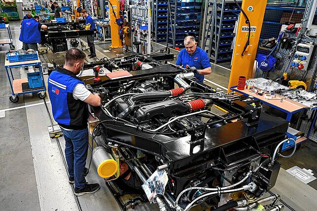 Mitarbeiter von Rolls-Royce Power Systems montieren am 2. März im Werk 1 ein MTU-Bahn-Power-Pack. 3000 RRPS-Mitarbeiter müssen ab heute ...