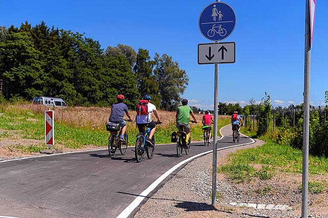 300 Meter des Bodenseeradwegs wurden hier auf die angenehmen vier Meter Breite eines Radschnellwegs ausgebaut. Danach reduziert sich die ...