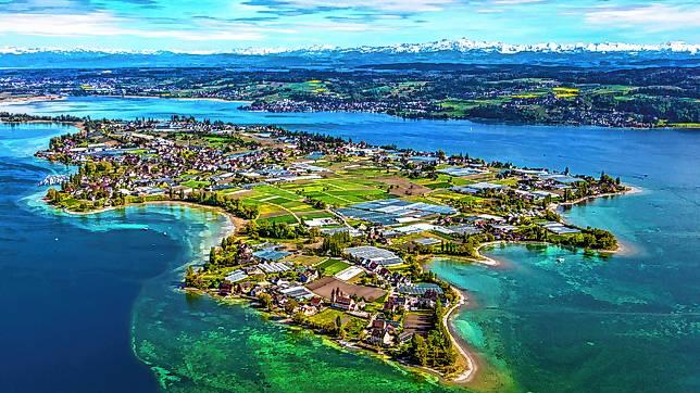 Blick über die Insel Reichenau in Richtung Schweiz mit den Alpen