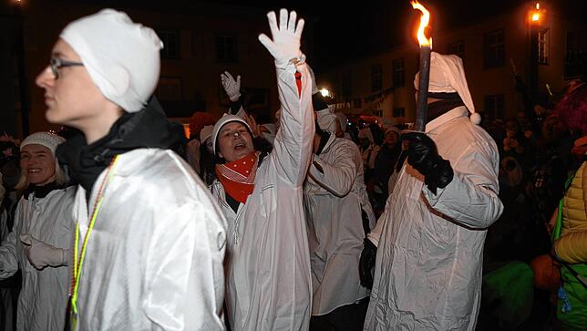 Bild 30: Schmotziger Dunschtig: Ho Narro! Im Schlafgewand geht&lsquo;s durch die Altstadt