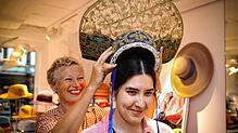 Glücklicher Moment: Erste Anprobe der neu gefertigen Radhaube von Sarah Grünfelder durch Hutmacherin Carolin Engel.