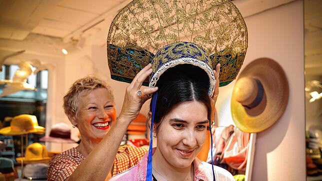 Glücklicher Moment: Erste Anprobe der neu gefertigen Radhaube von Sarah Grünfelder durch Hutmacherin Carolin Engel.