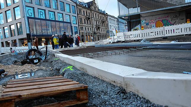 Vor dem Lago und dem Bahnhof wird gebaut. Im Januar werden dort Ausgrabungen stattfinden.