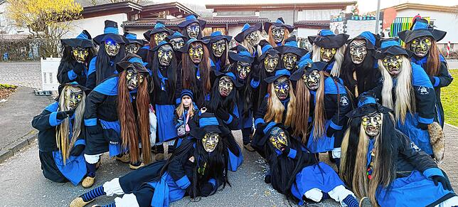 Die Wutachhexen Blumberg posieren beim Umzug in Oberlauchringen für ein Gruppenbild.
