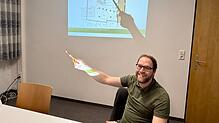 Ortsvorsteher Pascal Wölfe freut sich, dass der Erweiterungsbau der Grundschule noch im Sommer losgeht. Foto: Viktoria Novakovic