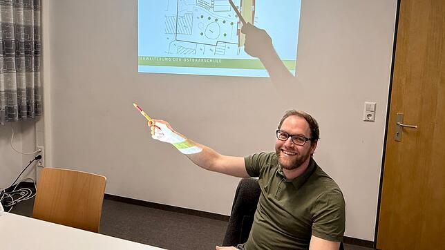 Ortsvorsteher Pascal Wölfe freut sich, dass der Erweiterungsbau der Grundschule noch im Sommer losgeht. Foto: Viktoria Novakovic