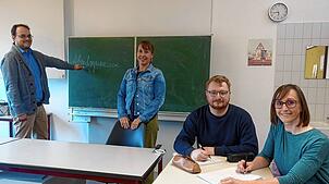 Lehrer Danny Stoll, VHS-Leiterin Veronika Plank und die Absolventen des Abendgymnasiums, Max Reichl und Lisa Dittrich (von links) in der ...