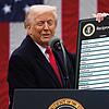 Donald Trump präsentiert seine geplanten Zölle.