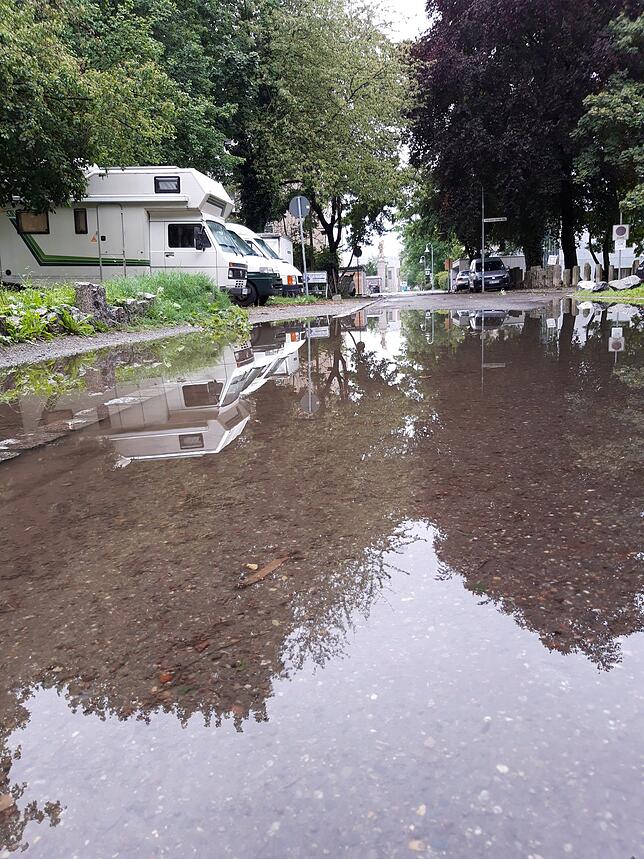 Hier steht die Straße unter Wasser, aufgenommen in der Chérisy-Kaserne.