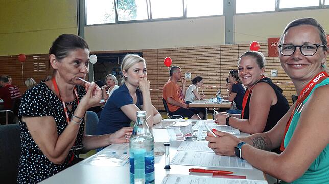 Ewa Szczyrbrowski und Johanna Blei bei der Typisierung die die Helferinnen Tamara Kolb und Stephanie Marugg leiteten (von links).