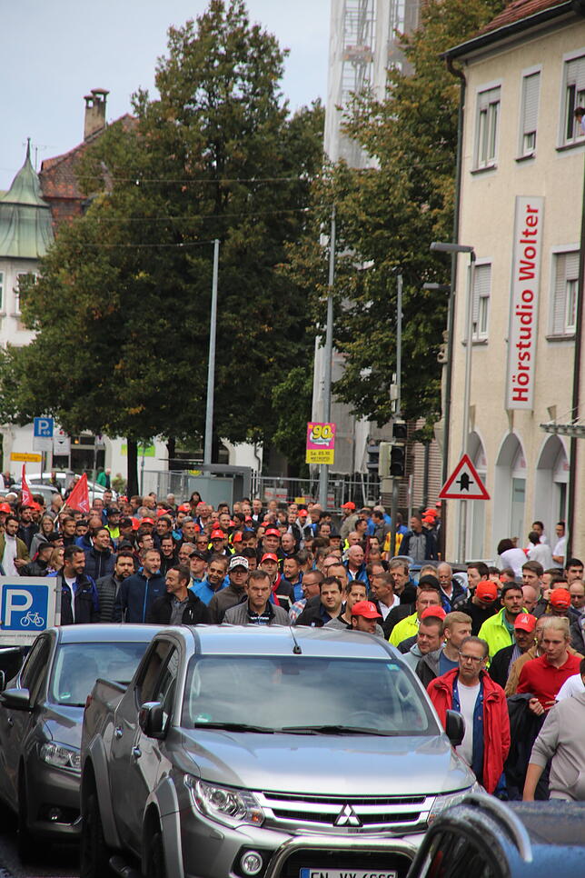 Bild 1: 5000 ZF-Mitarbeiter gehen aus Angst vor der Zukunft auf die Straße