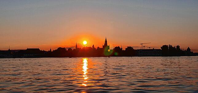 Stück für Stück verschwindet die Sonne hinter der Stadt Konstanz...