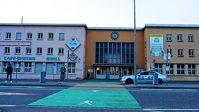 Beim Tuttlinger Bahnhof muss ein anfahrender Zug unfreiwillig bremsen. Eine 26-jährige Passagierin hat den Nothalt betätigt.