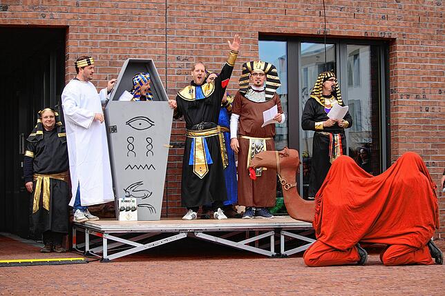 Bild 10: Rathaussturm Salem: Pharao Manfred Härle ist abgesetzt