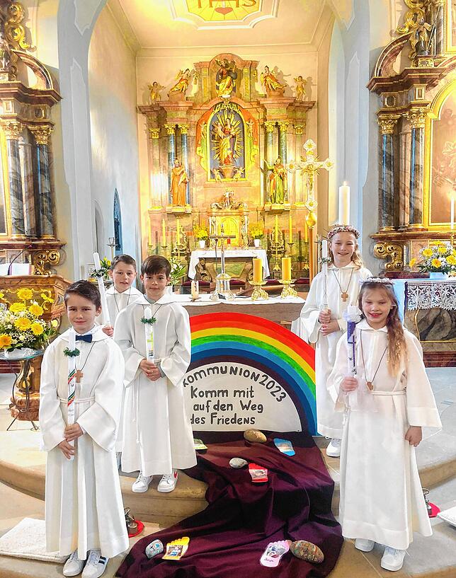 Die Erstkommunionskinder von Kirchen-Hausen vom Sonntag, 23. April: (von links) Ludwig Moriz, Paul Anwander, Nikolai Schmid, Greta Moriz ...