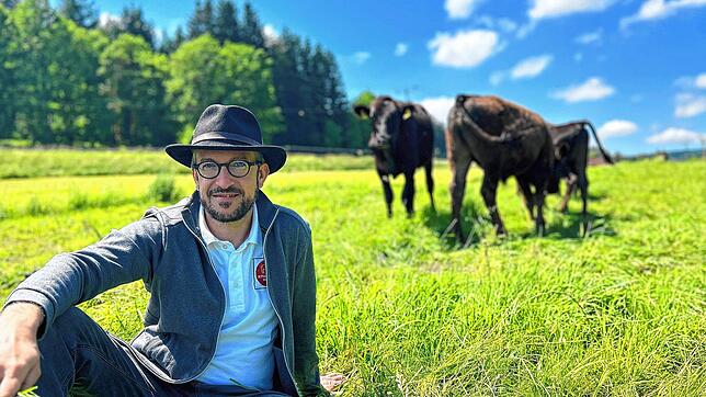 Stephan Peltzer bei seinen Wagyu-Rindern auf der Weide. Im Gegensatz zu seiner früheren Managertätigkeit ist die Rinderzucht für ihn ...