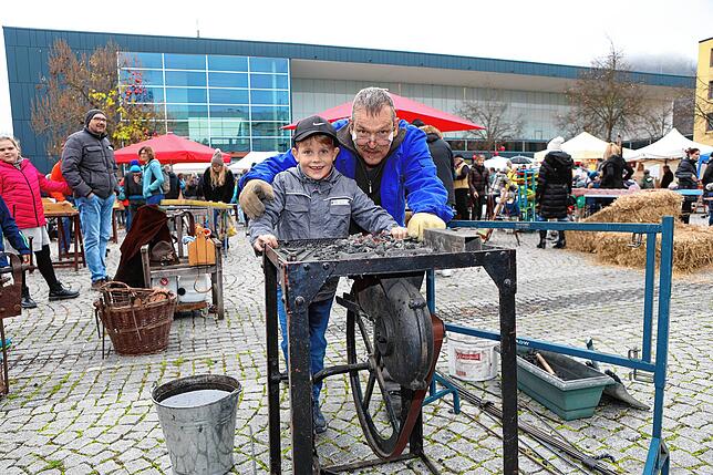 Beim Kinderschmied Andreas Wagenbrenner konnten Kinder auf dem Martinimarkt die Kunst des Schmiedens lernen. Julian (7) hatte dabei ...