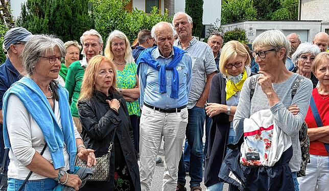 Claudia Kindermann (ganz links) wehrt sich gegen die Bebauung, wohnt allerdings selbst in exponierter Lage. In der Mitte Bernhard Bueb, ...