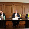 Minister Wolf bei bilateralen Gesprächen mit Schaffhausener Politikern. Bild: Moll